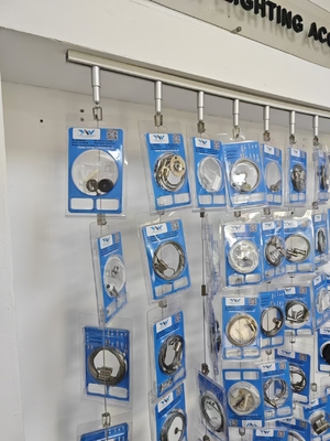 工場価格 高品質の鋼鉄 自閉フック 展示用製品 小型吊り付けアクセサリー